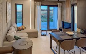 2 Bedroom Cozy Home In Lokciowe