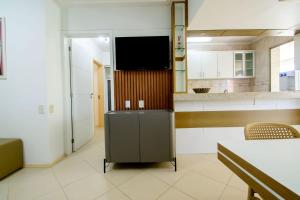 Apto amplo à 350m da praia Jurerê SK6196