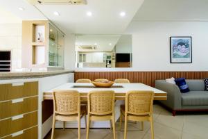 Apto amplo à 350m da praia Jurerê SK6196