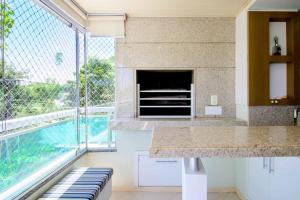 Apto amplo à 350m da praia Jurerê SK6196