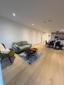 2 Bed Luxury Property with Balcony King Cross