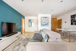 Brand New apartment, central wpool and parking