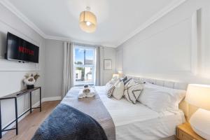 King Bed Long Stay Ready WiFi Nearby Parking