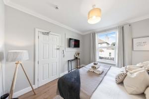 King Bed Long Stay Ready WiFi Nearby Parking