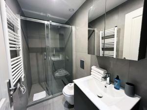 Urban Flat 78 - 3 Bedroom apartment Republique