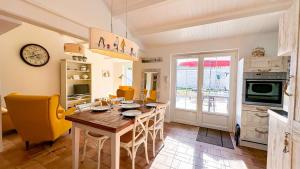 Dans le centre du village dARS EN RE, charmante villa bien décorée