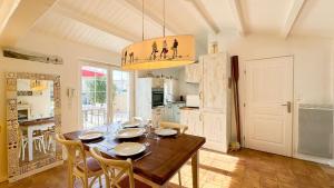 Dans le centre du village dARS EN RE, charmante villa bien décorée