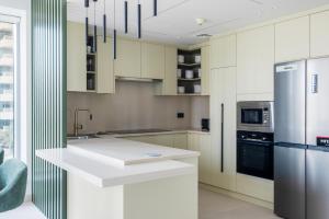 Blueground Downtown Dubai pool nr Burj Khalifa DXB-1735