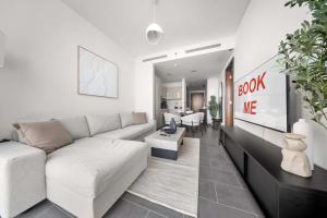 StayShort - 1 Bed in Meydan Sleeps 4 with Pool Views