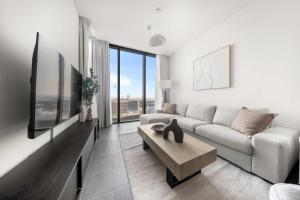 StayShort - 1 Bed in Meydan Sleeps 4 with Pool Views