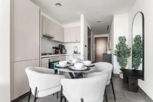 StayShort - 1 Bed in Meydan Sleeps 4 with Pool Views