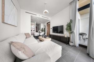StayShort - 1 Bed in Meydan Sleeps 4 with Pool Views