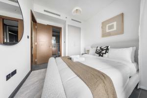 StayShort - 1 Bed in Meydan Sleeps 4 with Pool Views
