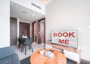 StayShort - 1 Bed in Business Bay Sleeps 2 with Burj Views