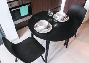 StayShort - 1 Bed in Business Bay Sleeps 2 with Burj Views