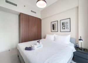 StayShort - 1 Bed in Business Bay Sleeps 2 with Burj Views