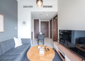 StayShort - 1 Bed in Business Bay Sleeps 2 with Burj Views