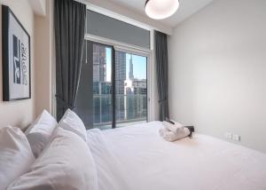 StayShort - 1 Bed in Business Bay Sleeps 2 with Burj Views