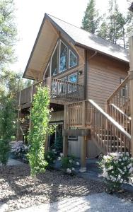 Family-Friendly Cabin Rental with Mountain Vistas near West Glacier, Montana
