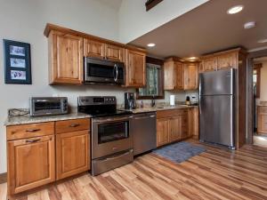 Family-Friendly Cabin Rental with Mountain Vistas near West Glacier, Montana
