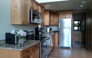 Family-Friendly Cabin Rental with Mountain Vistas near West Glacier, Montana