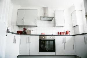 3-Bed House with 2 Free Parking Spaces Near City Centre & Waterfront