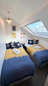 Nancies Place - - A BEAUTIFUL GEORGIAN DUPLEX APARTMENT - - Centre of Old Dartmouth Town - - ONSITE PRIVATE PARKING