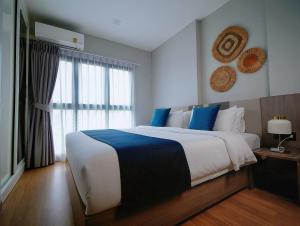 Sky river room overlooking the City of ChiangMai 102N50