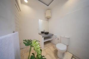 Casa Sopi - Art Villa 2BR Near Batu Belig Beach