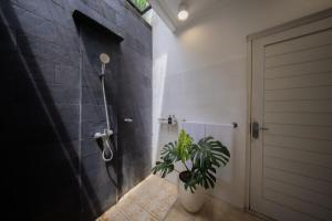 Casa Sopi - Art Villa 2BR Near Batu Belig Beach