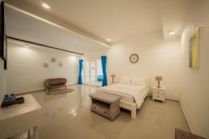 Casa Sopi - Art Villa 2BR Near Batu Belig Beach