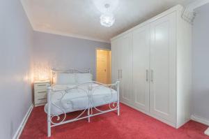 Pass the Keys Seaside Escape 2-Bedroom Flat EastBeach sleeps 4