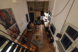 Central Designer Loft - Modern & Chic