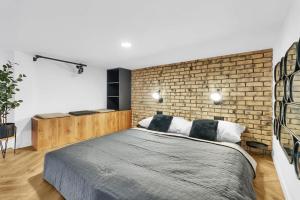 Central Designer Loft - Modern & Chic