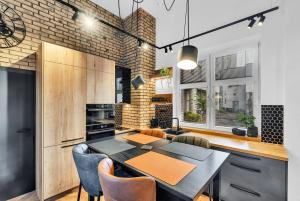 Central Designer Loft - Modern & Chic