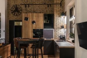 Central Designer Loft - Modern & Chic