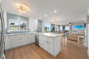 Island Beach Club 210E