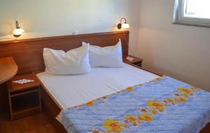 Nice Apartment In Turanj With Wifi