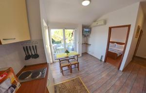 1 Bedroom Lovely Apartment In Turanj