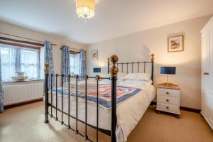 3 Bed in Woodford oc-w32062