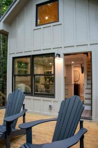 Lofted Romantic Tree House Immersed in Nature in Alabama