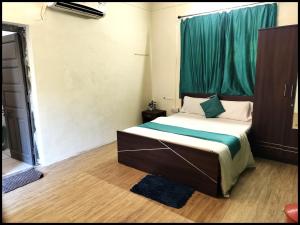 6 CR Hotel Natraj RAILWAY STATION