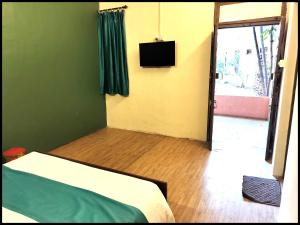 6 CR Hotel Natraj RAILWAY STATION