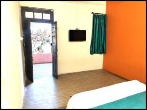 6 CR Hotel Natraj RAILWAY STATION