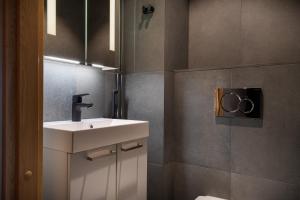 Le Chalet Lingonberry D3 Ski-in Ski-out - Hot Tub by Aavalevi