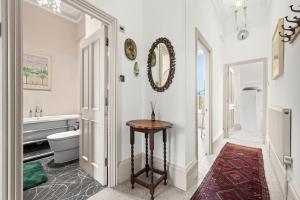 Stylish & Spacious Central Apartment with Balcony, Clarendon Square Gardens