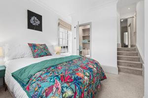 Stylish & Spacious Central Apartment with Balcony, Clarendon Square Gardens