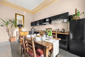 Stylish & Spacious Central Apartment with Balcony, Clarendon Square Gardens