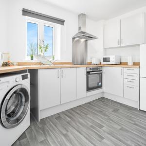 Stylish Two Bed Apartment -Cradley Health - Smart Tv - Netflix - Parking 27BC