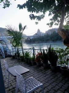 Karwaan by the Ganges